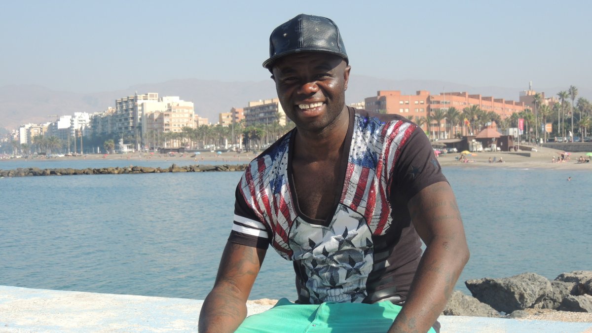 El ex-jugador del Almería, en el espigón de La Térmica.