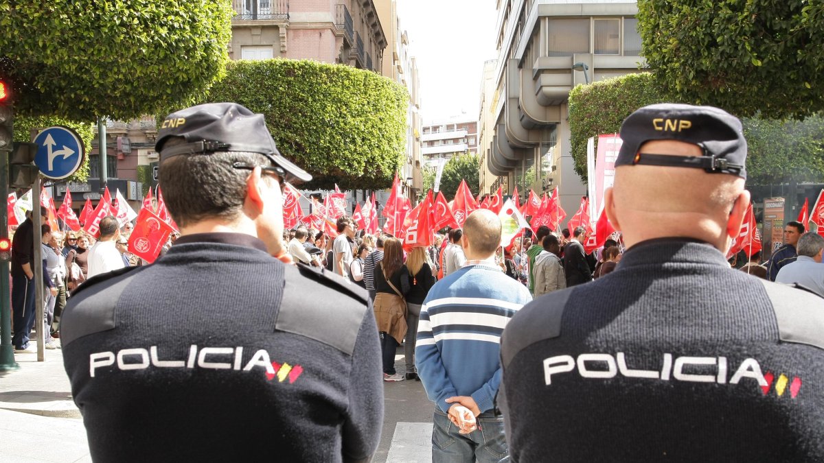 Policía Nacional en una manifestación en Almería.