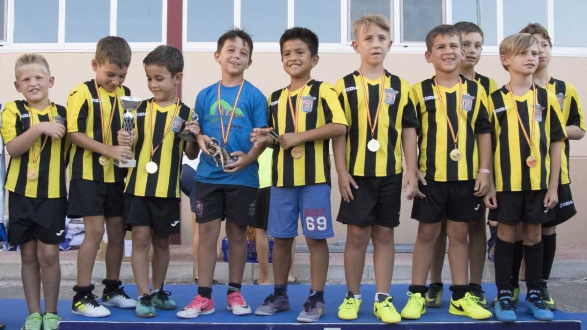 Los más pequeños subidos al podio.