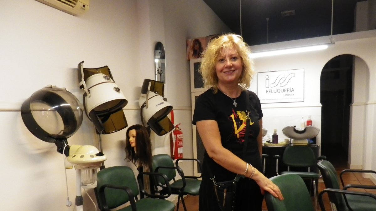 isabel Isabel Simón en su peluquería, que mora la calle Alfarerías desde hace más de 30 años.