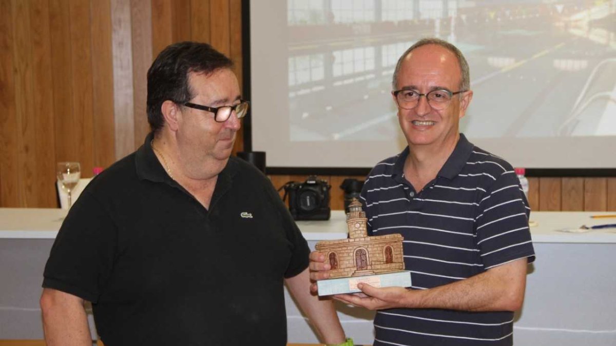 José Juan Rubí entregando los premios.