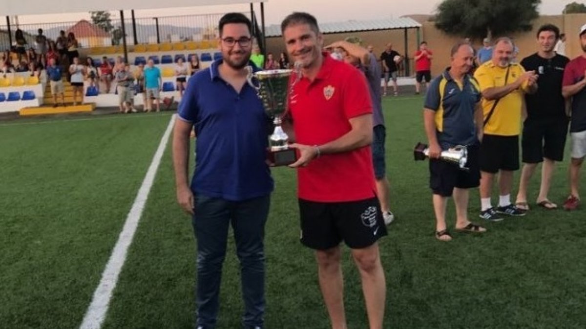 Héctor con el trofeo de Tabernas.