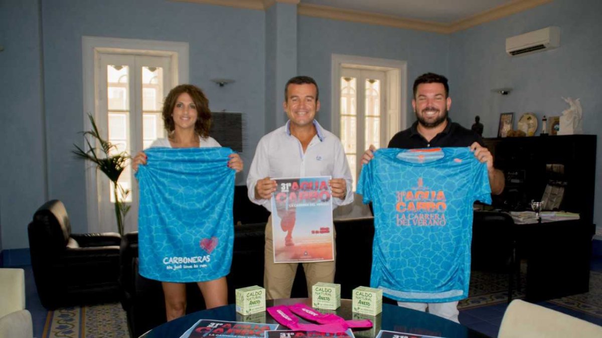 Salvador Hernández se pone la camiseta.