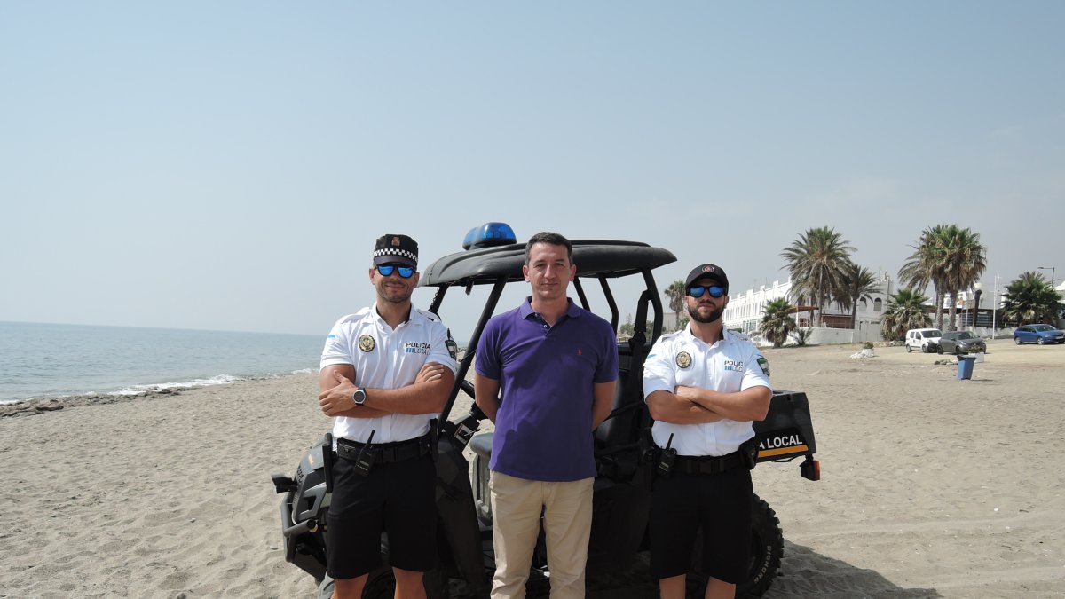 La Policía de Playa junto al concejal de Seguridad, Emmanuel Agüero.
