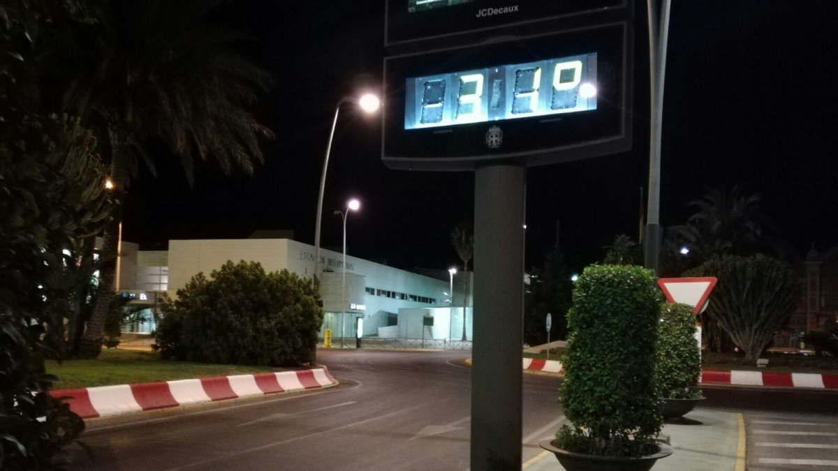 Treinta grados a la una de la madrugada junto a la Intermodal