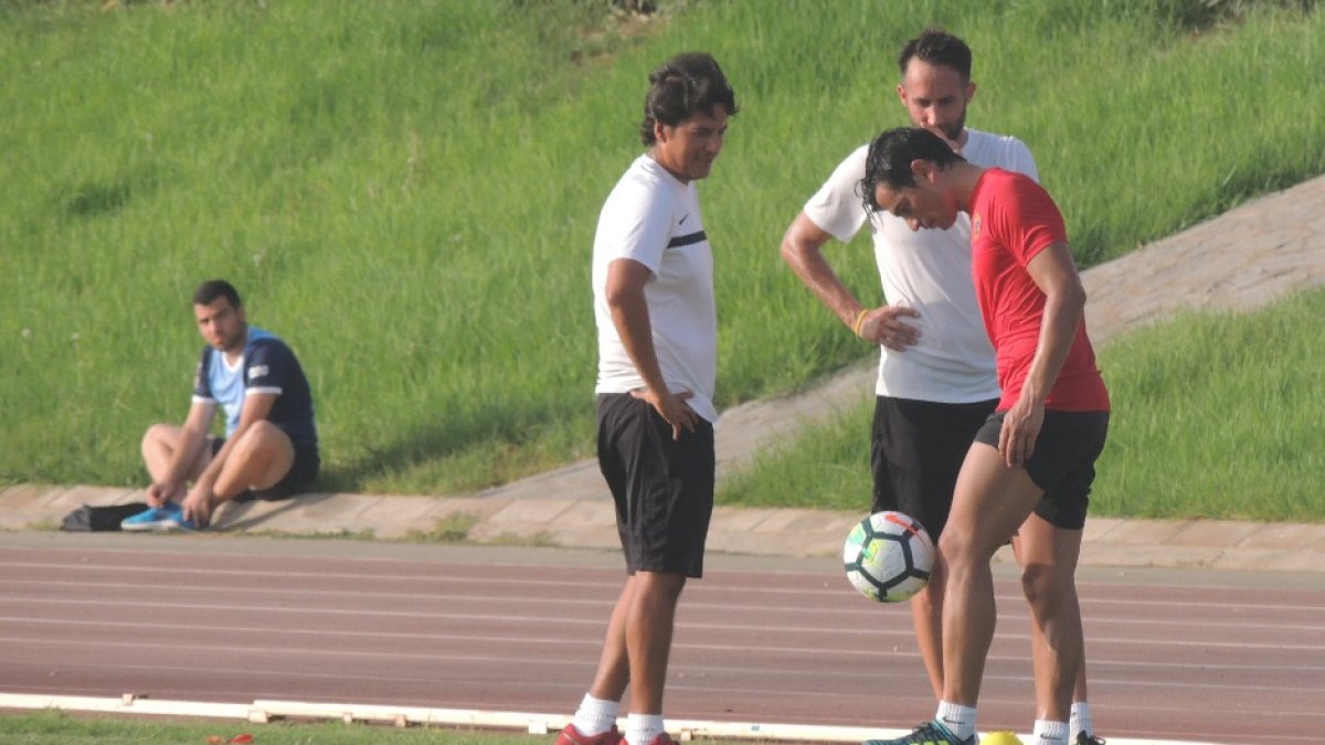 Tino Costa parece tener un guante en su bota izquierda.