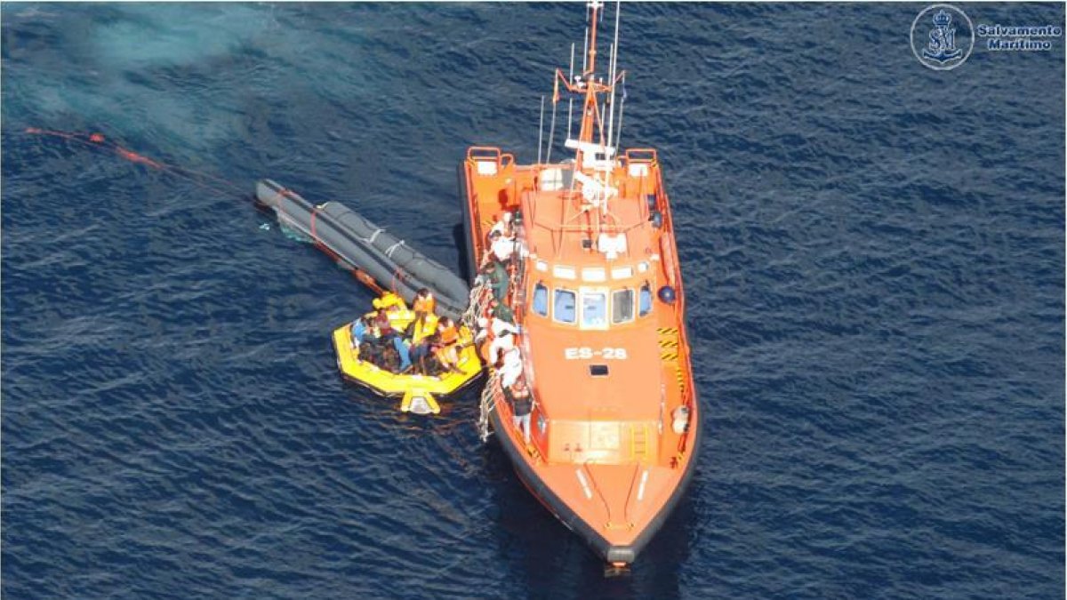 Un buque de rescate acude al socorro de los pasajeros de una embarcación.