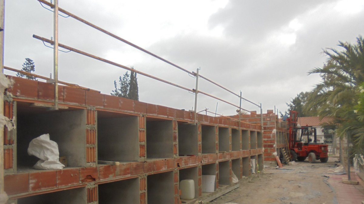 Trabajos de construcción de los nuevos nichos en Pulpí.