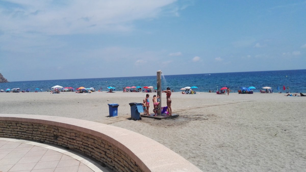 Baños frecuentes y tomar el sol de manera moderada, entre los consejos.