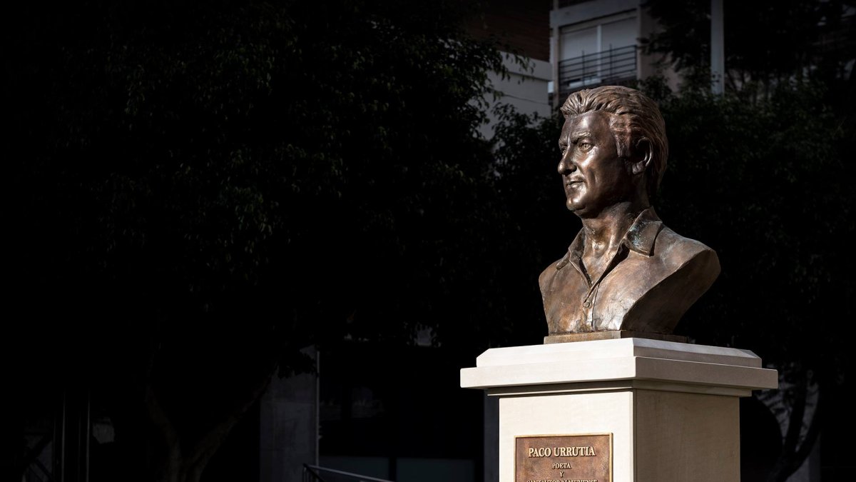 Busto a Paco Urrutia en la calle Hermanos Machado de Almería. (Foto: Javier Urrutia)