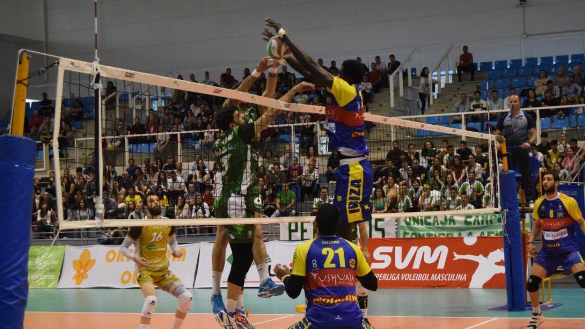 Pascal dominando en la red por su altura.