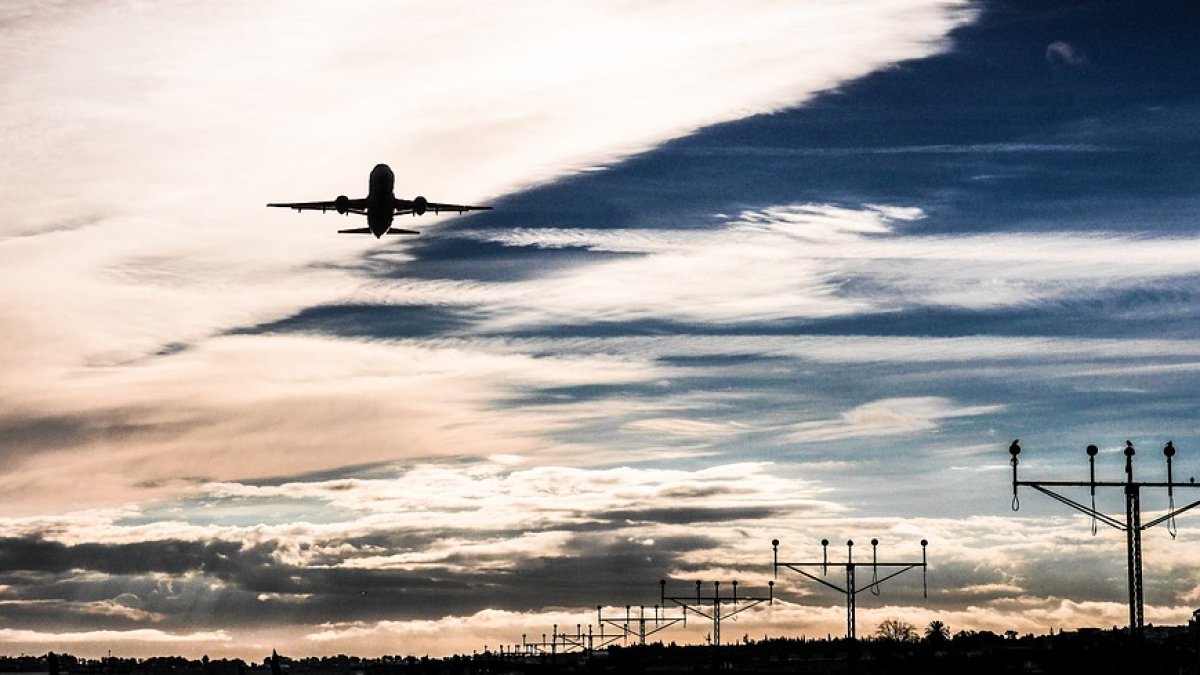 Avión aterrizando en el aeropuerto de Málaga.