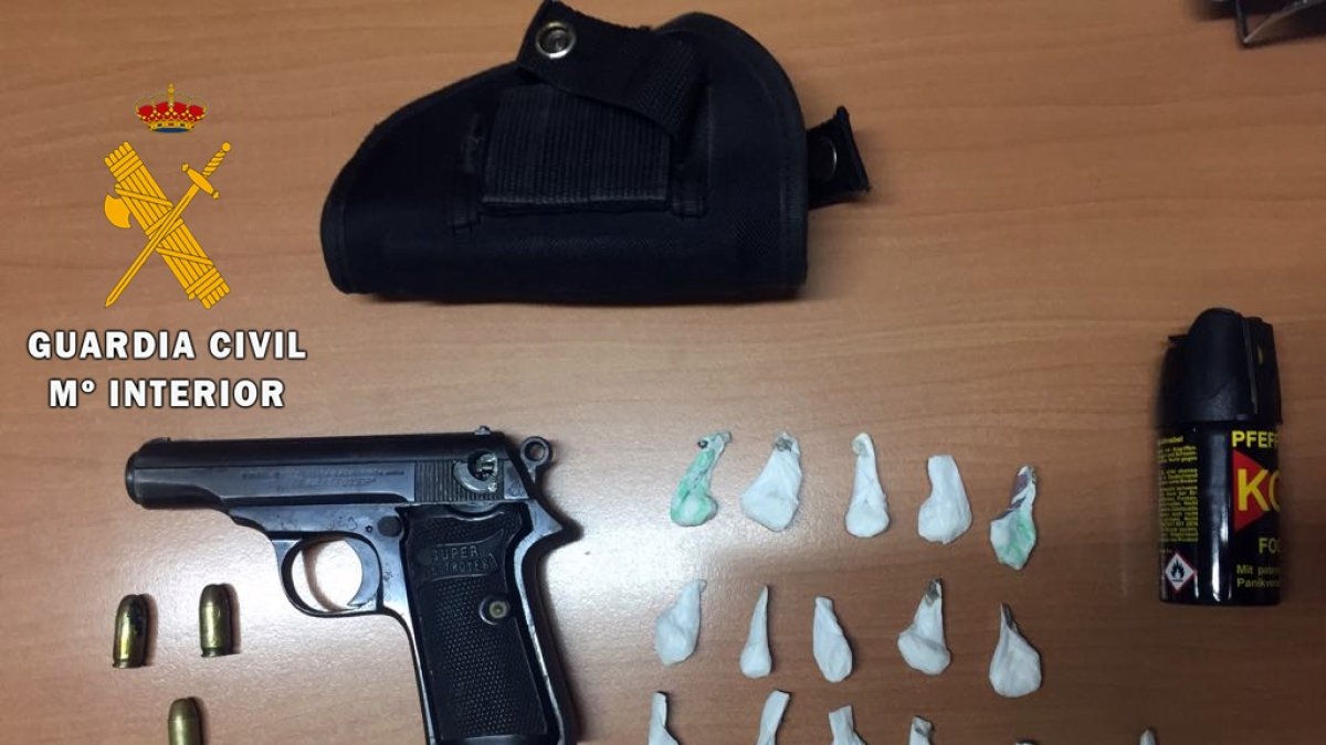 El Arma,  el spray y las dosis de cocaína que llevaba el detenido.