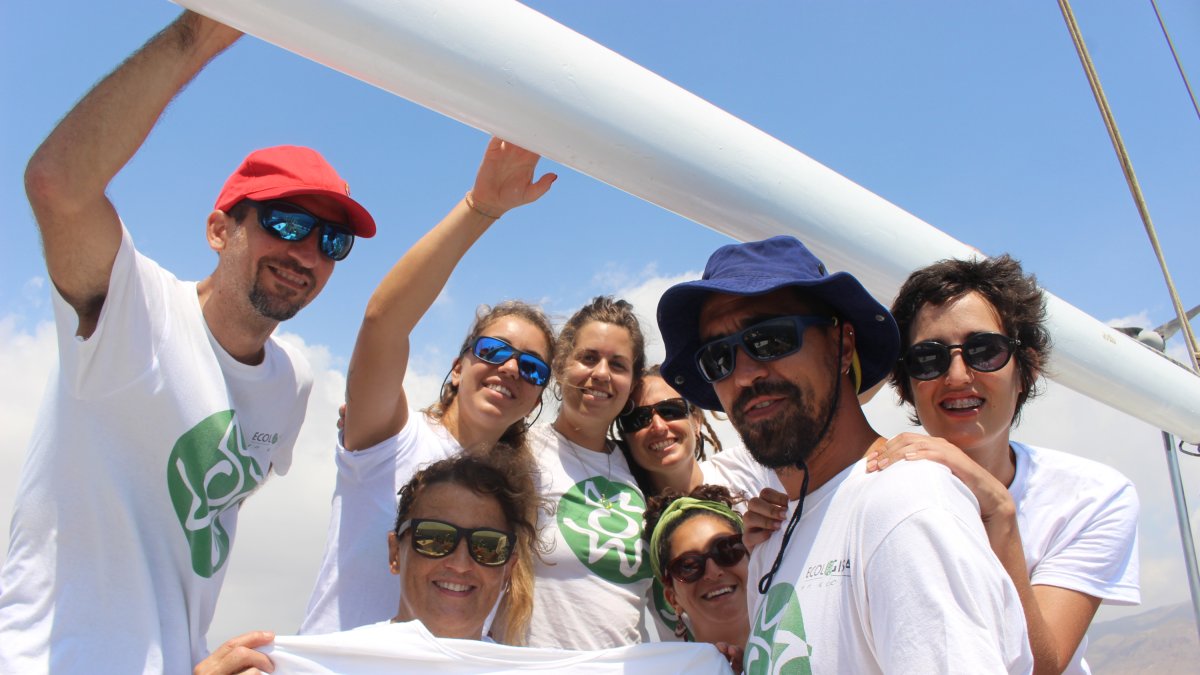 Tripulantes y el capitán del velero Diosa Maat de Ecologistas en Acción durante la travesía