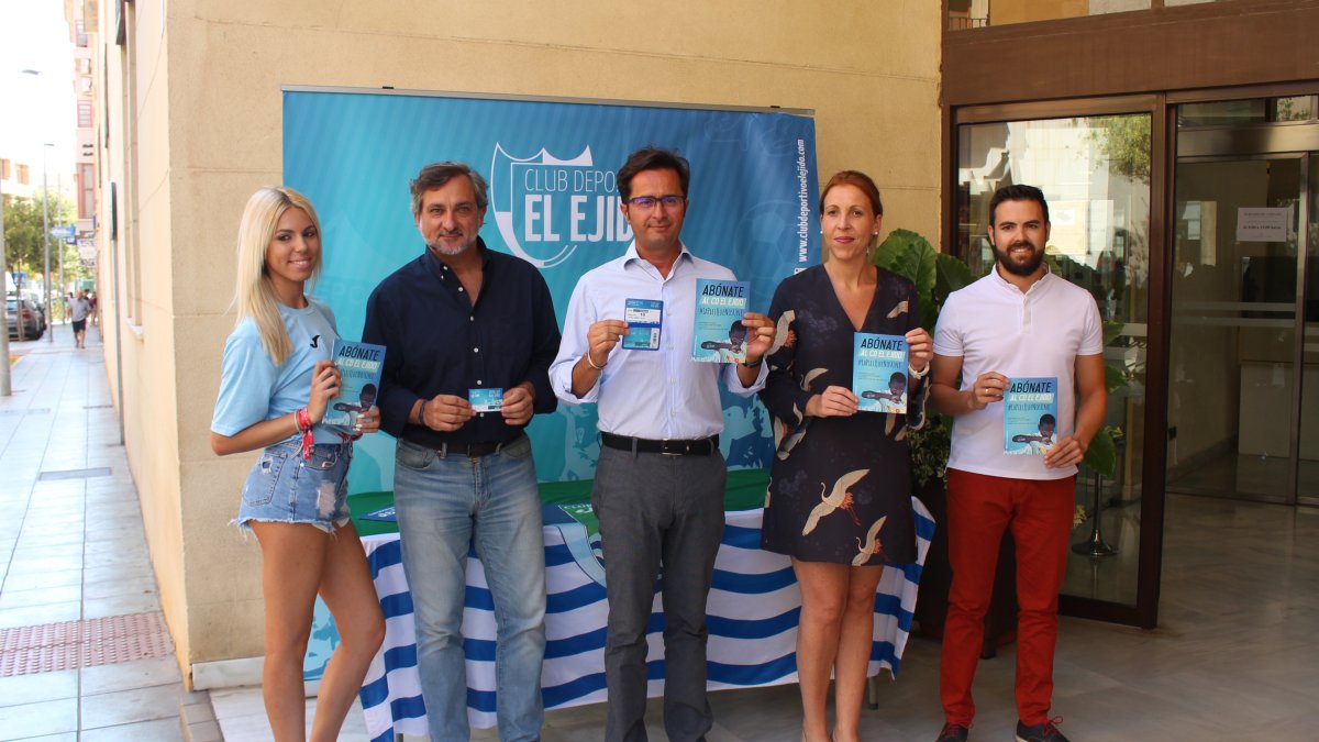 Presentación del stand del CD El Ejido en la puerta del Ayuntamiento.
