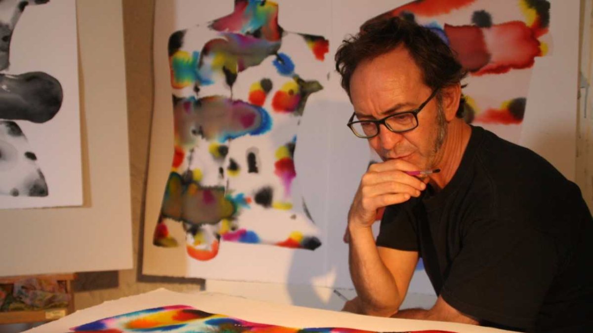 Fernando Barrionuevo ante una de sus creaciones.