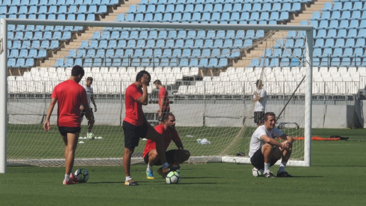 El Almería preparó ayer el amistoso de hoy en el Estadio.