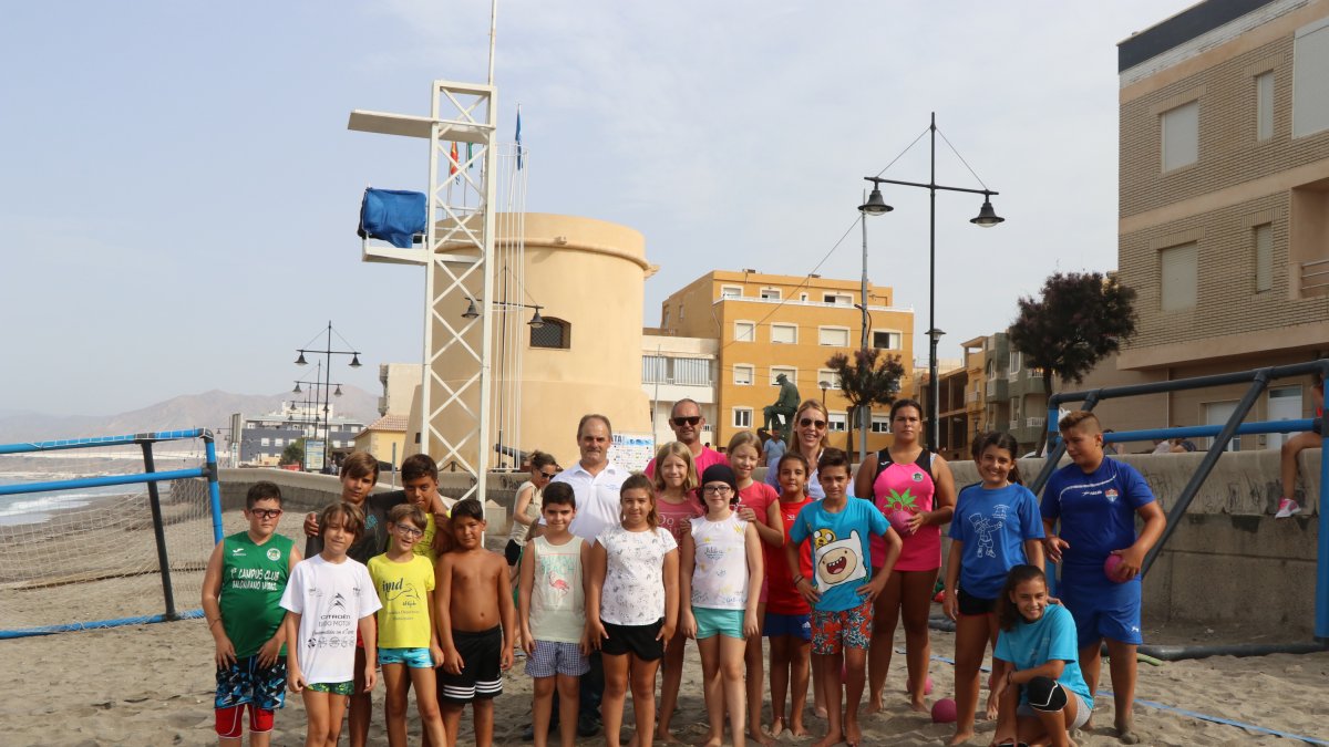 Los alumnos con la concejala de Deportes de El Ejido.