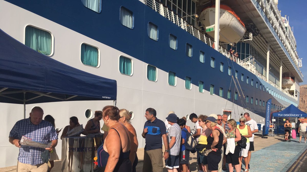 Crucero atracado en el muelle del Puerto de Almería hace unos días.