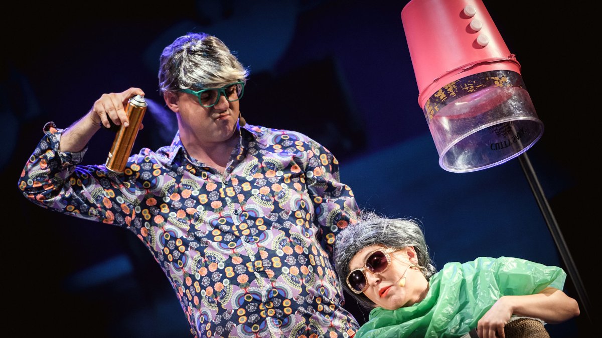 Paco Calavera y Nadia Torrijos, en una divertida escena de Los vigilantes de la plancha. Foto: Kuver Producciones