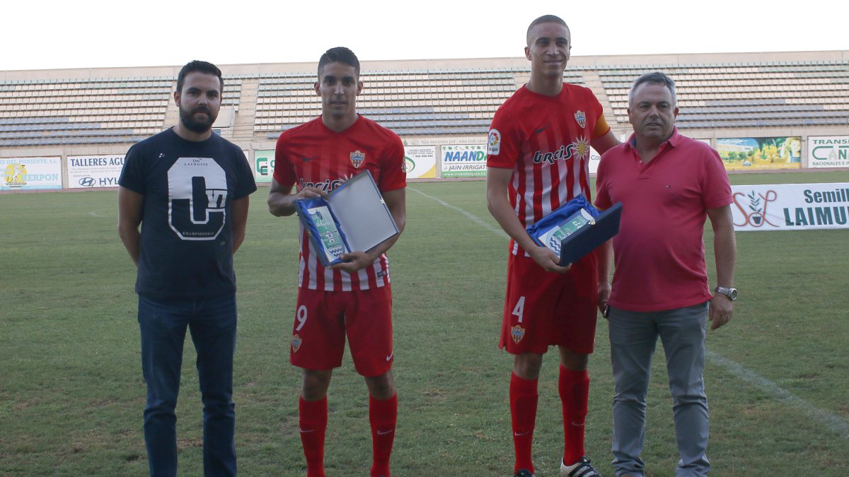 Detallazo del CD El Ejido con dos ex-celestes.