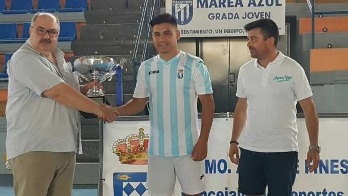 El delegado de la FAF,?Juan Mateo, entregó la copa.