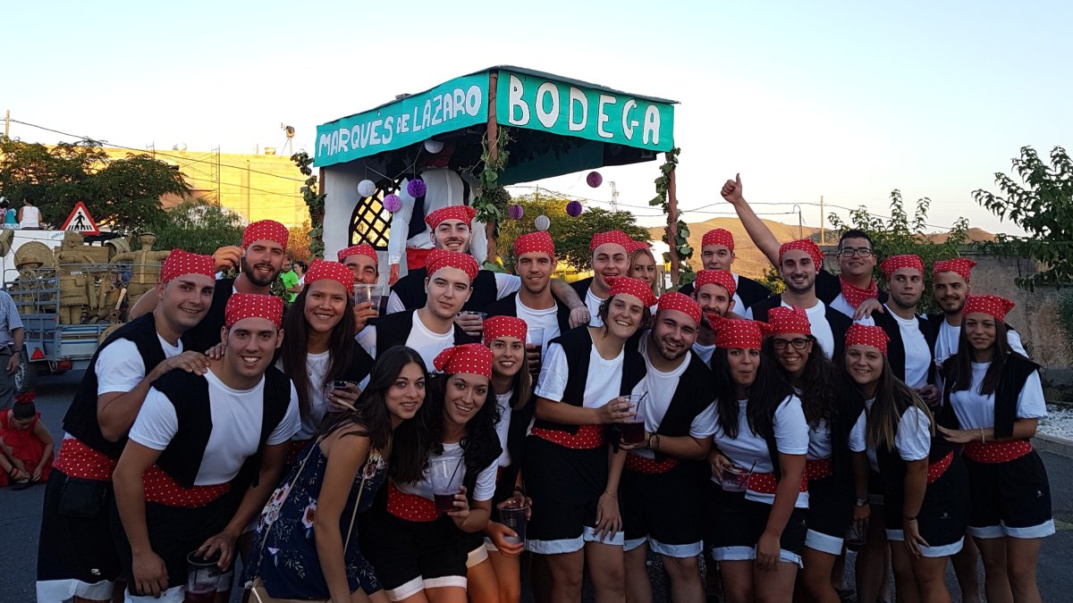 Los integrantes de la carroza La Bodega, ganadora del Premio a la carroza más original, disfrutando el desfile de carrozas.