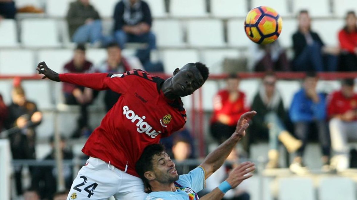 El central del Nástic en acción.