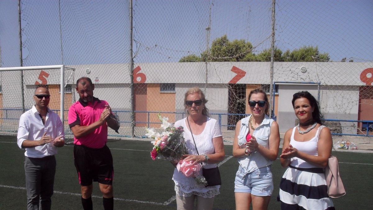 La familia Magaña recibió un ramo de flores.