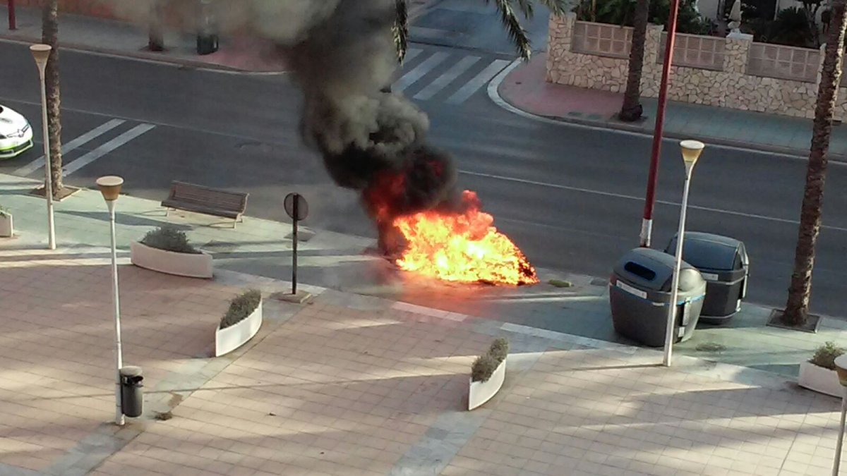 El contenedor que ha ardido este mediodía.