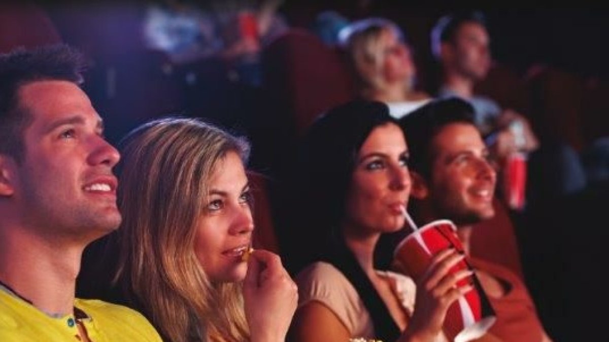Cartel anunciador de la reapertura de los cines.