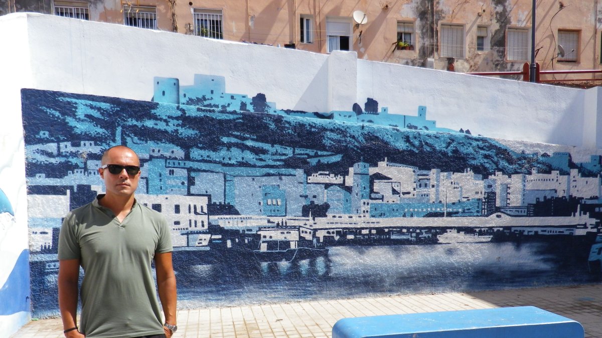 Joaquín muestra uno de sus rincones favoritos del barrio: la plaza Virgen del Carmen.