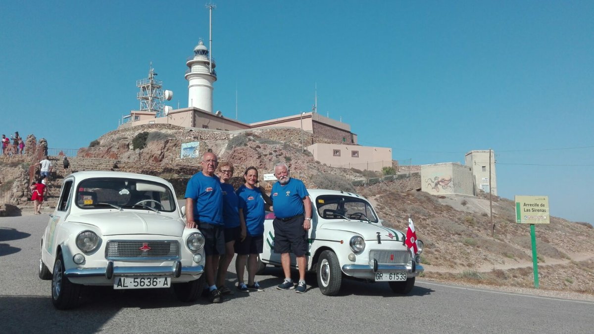Los viajeros con sus coches SEAT 600 en el Faro de Cabo de Gata.