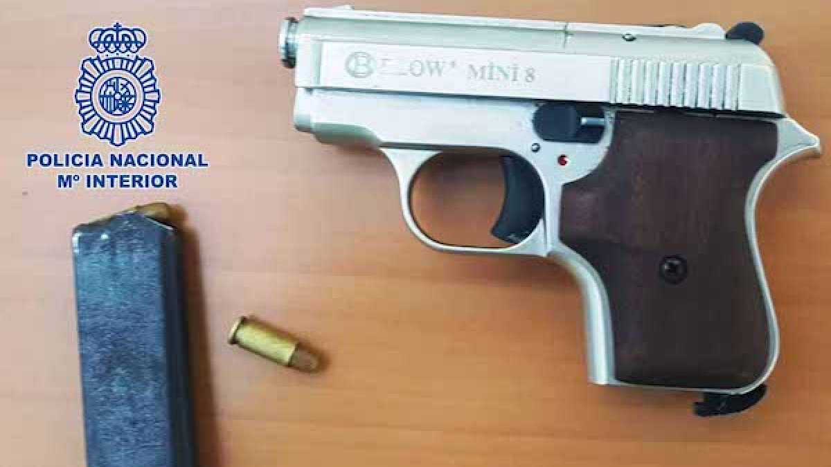Pistola incautada por la Policía.
