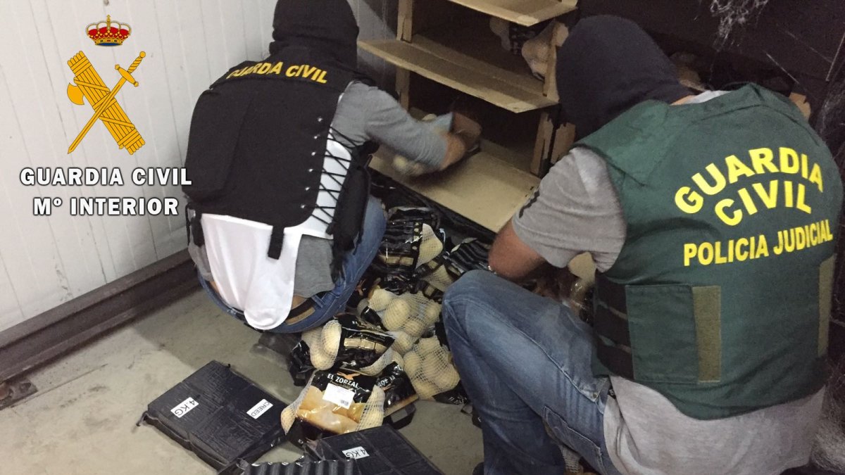 Los agentes incautando la mercancía.