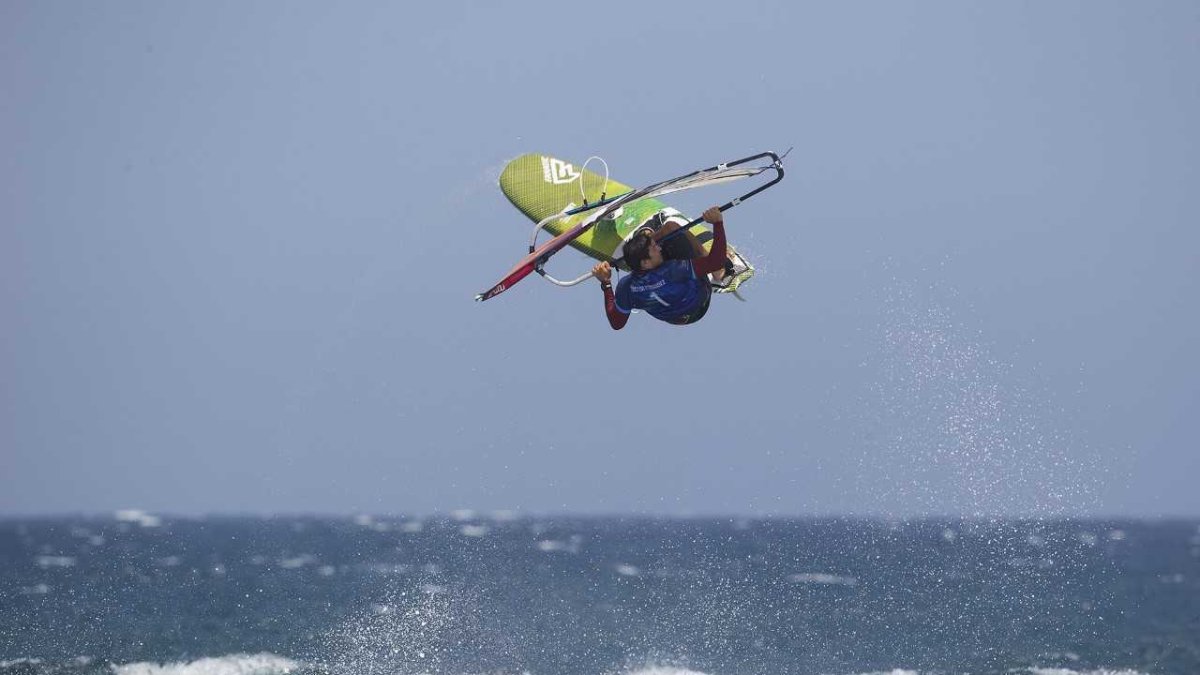 Víctor volando sobre las olas.