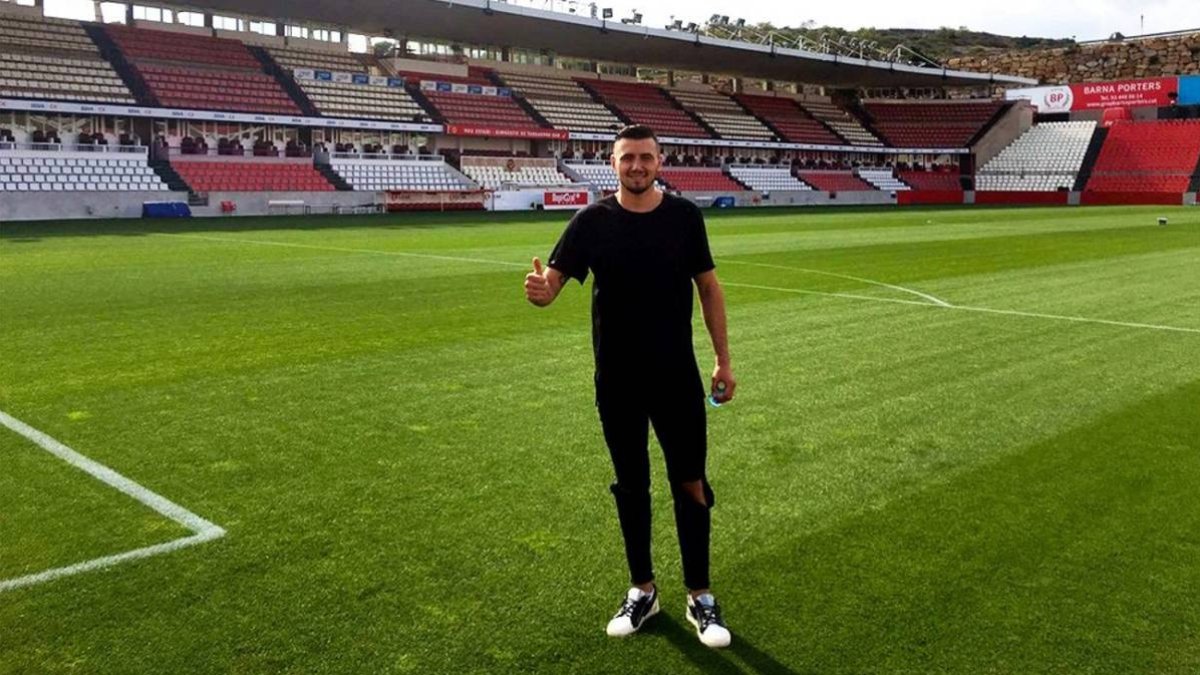 El portero posa en el Nou Estadi.