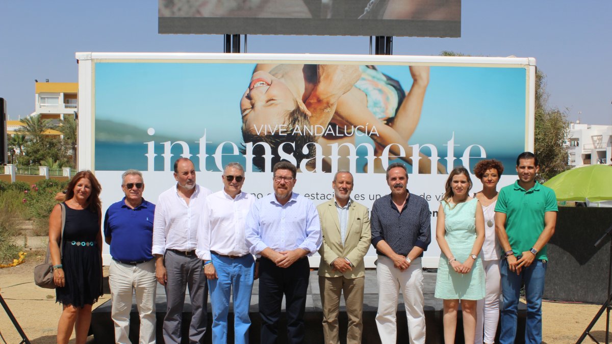El consejero inauguró la campaña promocional Intensamente en la playa.