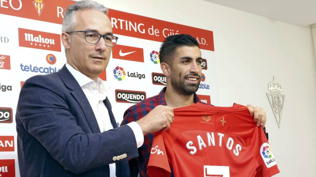 Miguel Torrecilla con el último fichaje de Osasuna.