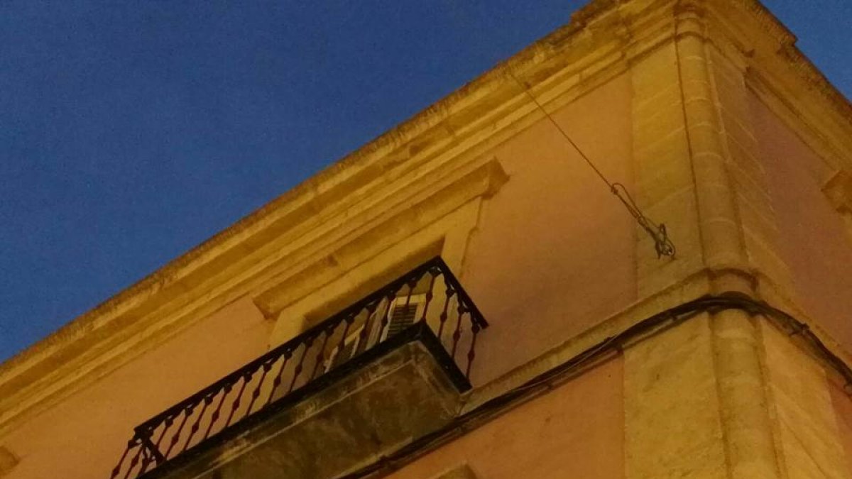 Imagen cedida por Amigos de la Alcazaba de uno de los anclajes del entoldado de Feria.