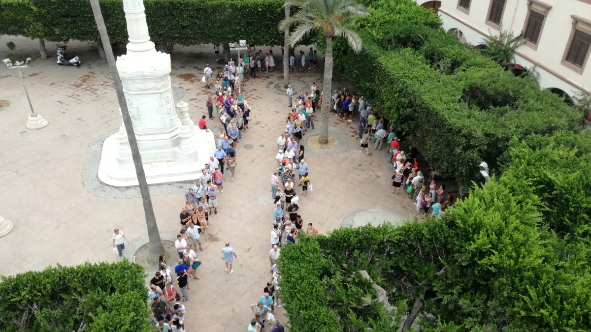 La Plaza Vieja vista desde arriba con la fila de personas que se esconde bajo los árboles.