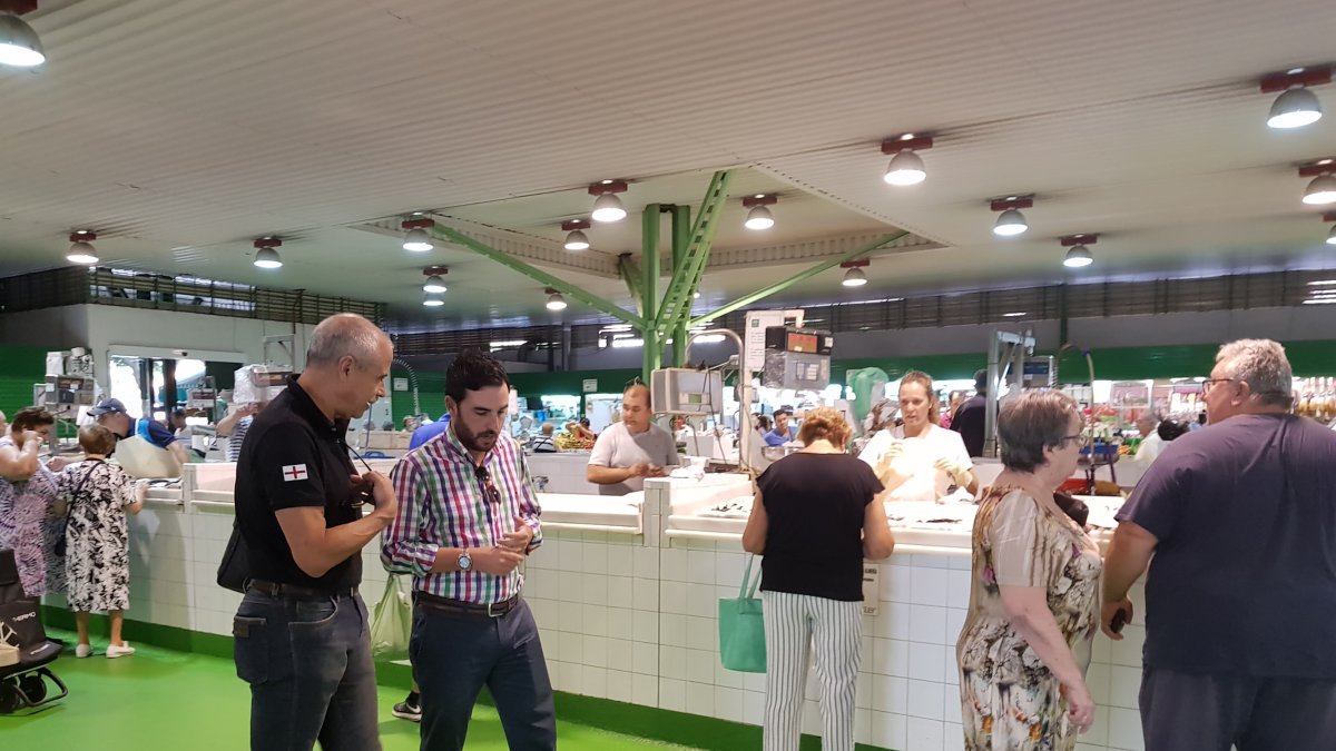 Carlos Sánchez, concejal de Fomento, Comercio y Playas, durante la visita al mercado.