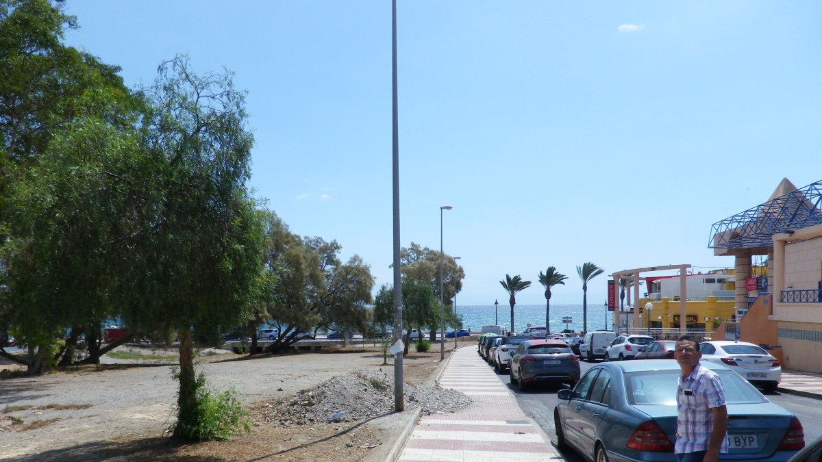 Casanova enseña la explanada junto al 501, cuyos accesos ha cerrado el Ayuntamiento con montones de tierra.