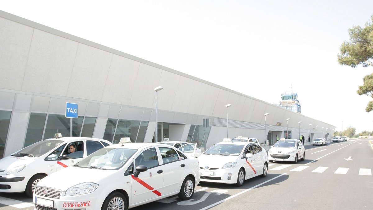 Taxis en la parada del Aeropuerto de Almería.