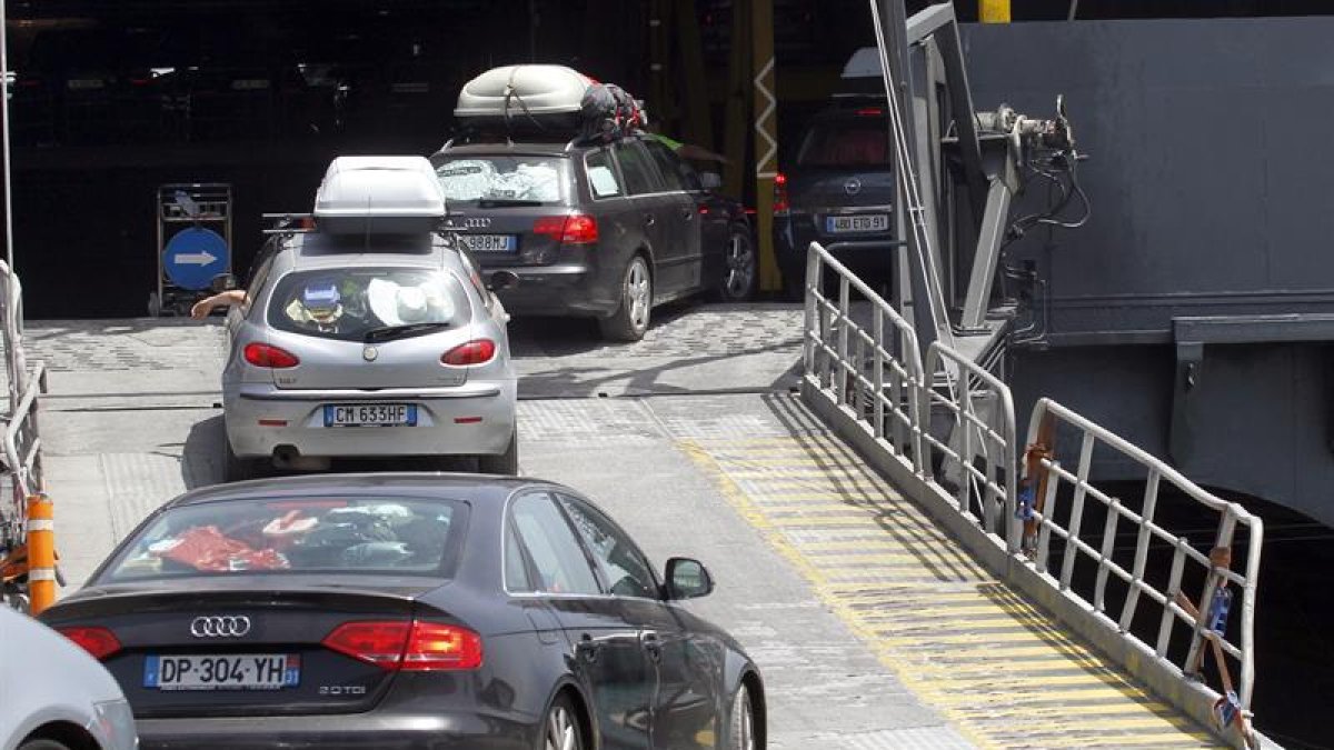 Vehículos embarcando en uno de los ferrys que operan en el Paso del Estrecho.