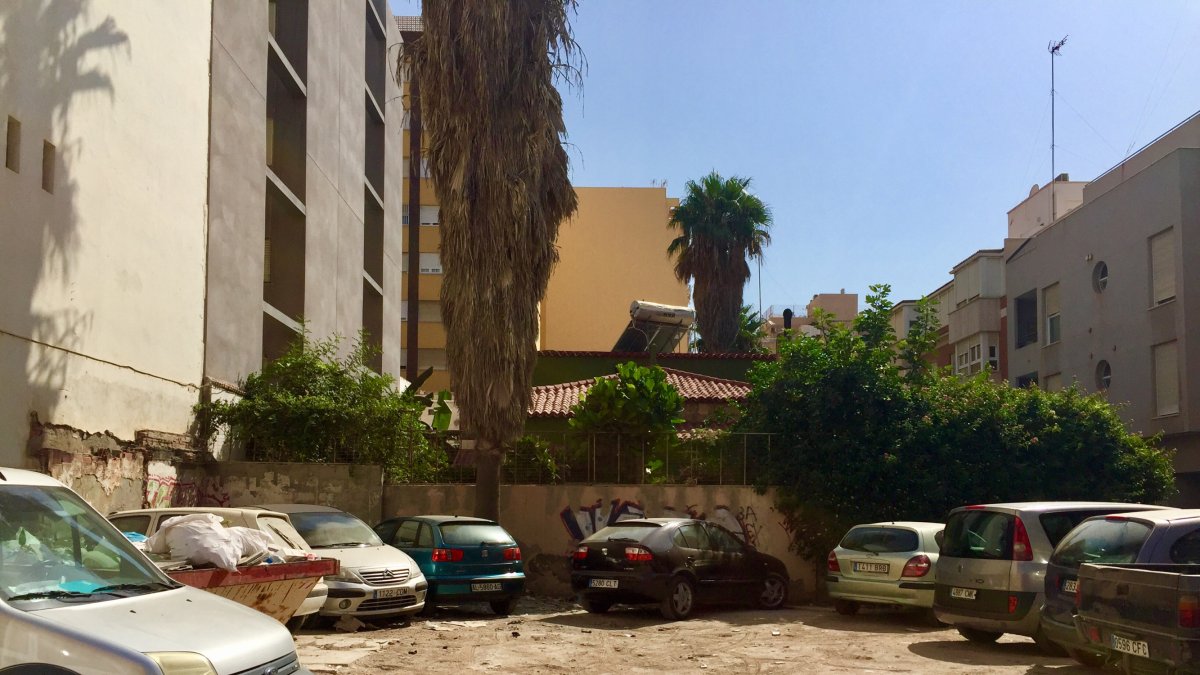 Imagen del solar abandonado, en el cruce entre la avenida Cabo de Gata y la calle Las Conchas.
