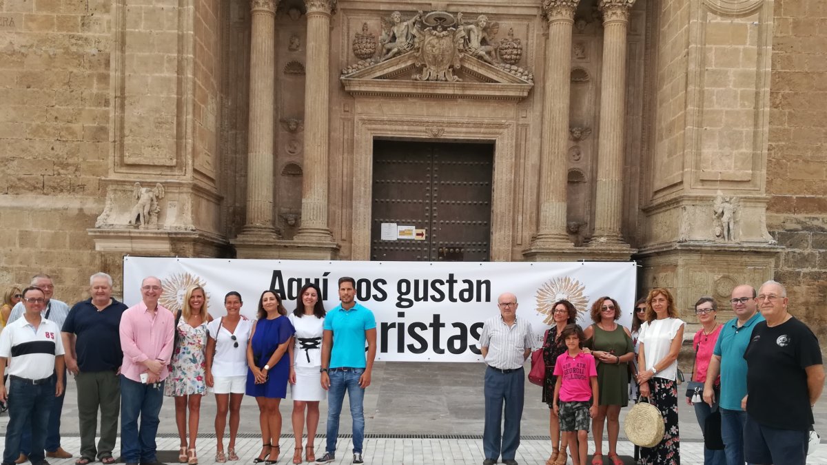 Vecinos, hoteleros, hosteleros y comerciantes muestran su apoyo al sector