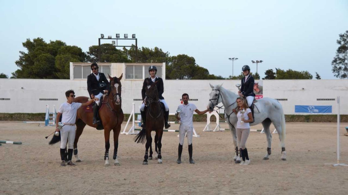Los ganadores subidos a caballo.