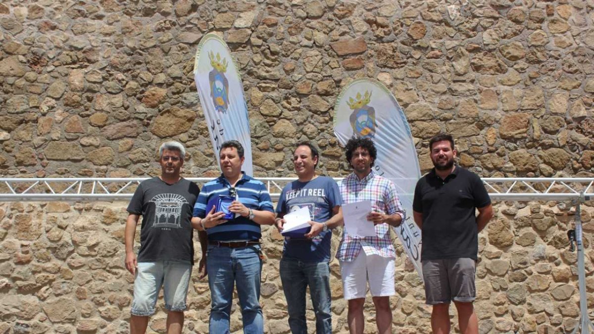 Los ganadores con el alcalde.