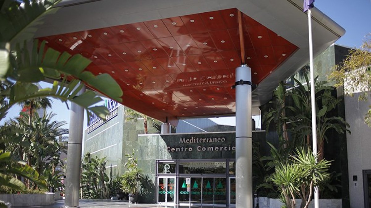 Acceso principal al Centro Comercial Mediterráneo.